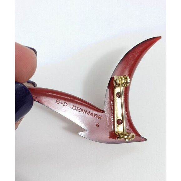 Vintage Red B+D Plastic Flying Bird Shaped Brooch pin - B Plus D Denmark retro - Picture 3 of 6